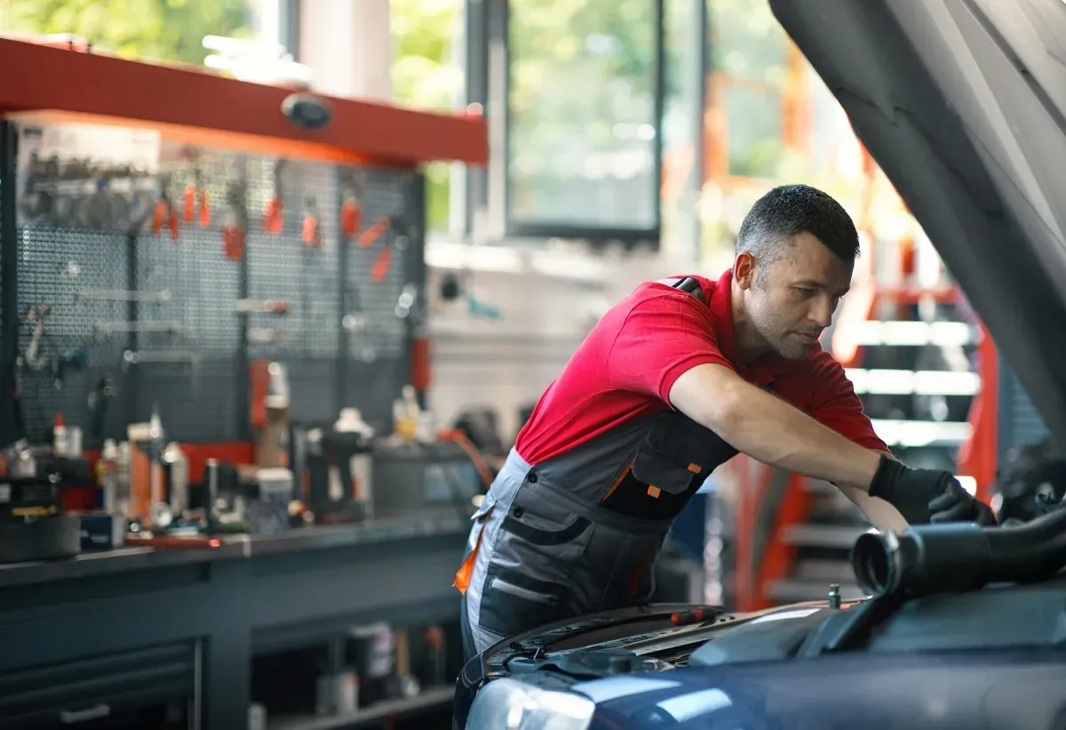 Rozporządzenie GVO (MV BER): co oznacza dla kierowców? Czy stracisz gwarancję serwisując auto poza ASO?